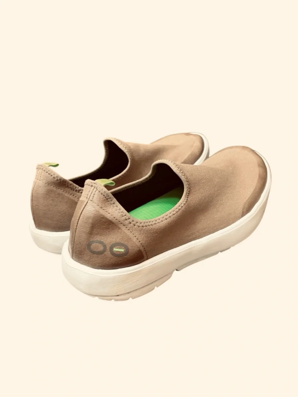 OOFOS Oomg Eezee Taupe canvas Slip-On Loafers in Tan with Green Insole Sz 9.5
